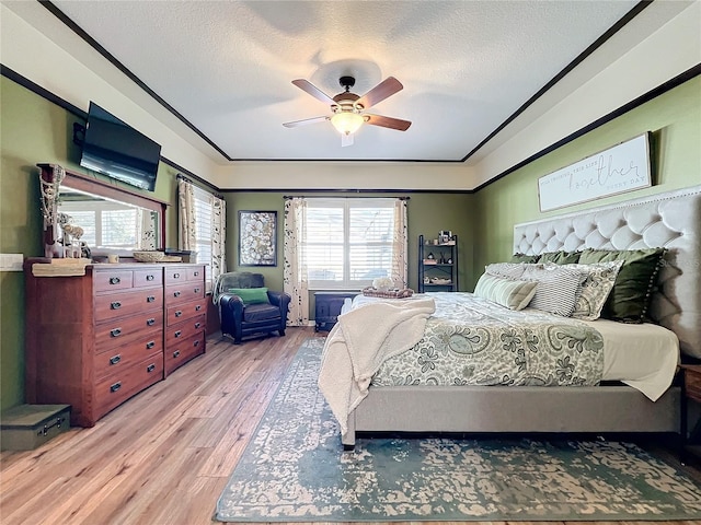 bedroom featuring a textured ceiling, light hardwood / wood-style flooring, and ceiling fan