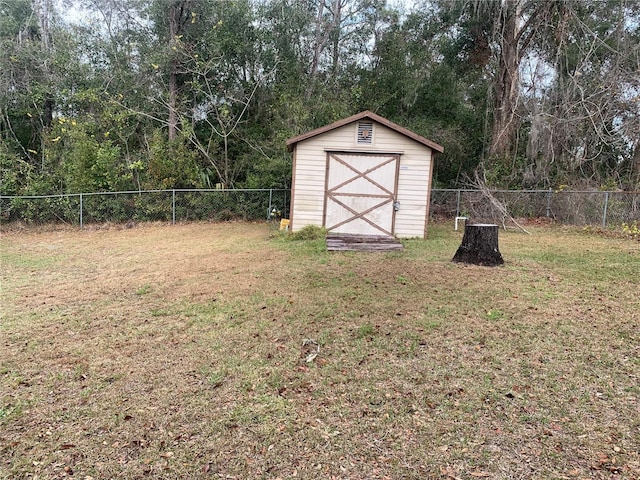 view of yard featuring a shed