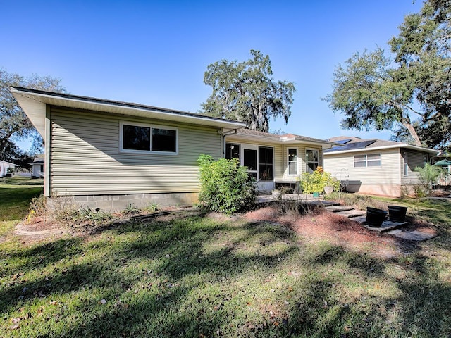 view of front facade with a front lawn