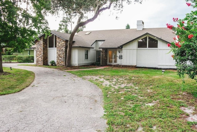 ranch-style house featuring a front lawn