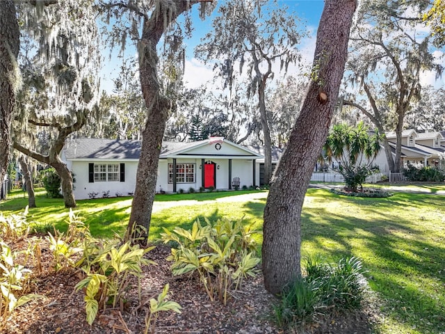 single story home featuring a front lawn