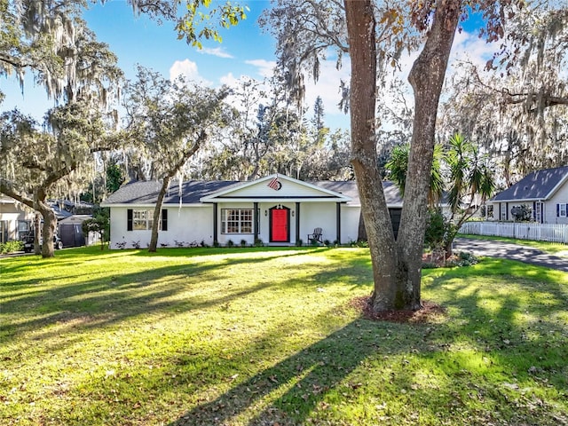 ranch-style house featuring a front yard