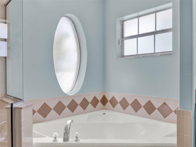 bathroom featuring tiled tub