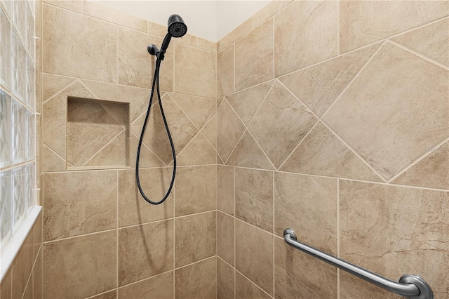 room details featuring a tile shower