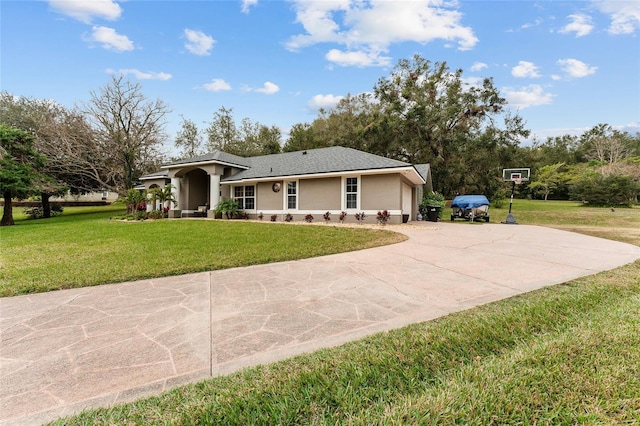 view of front of property featuring a front lawn