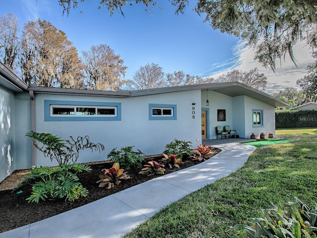 view of front of home featuring a front yard