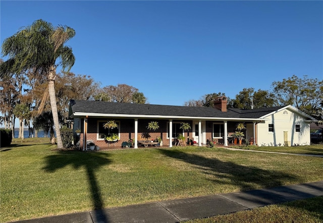 single story home with a front lawn