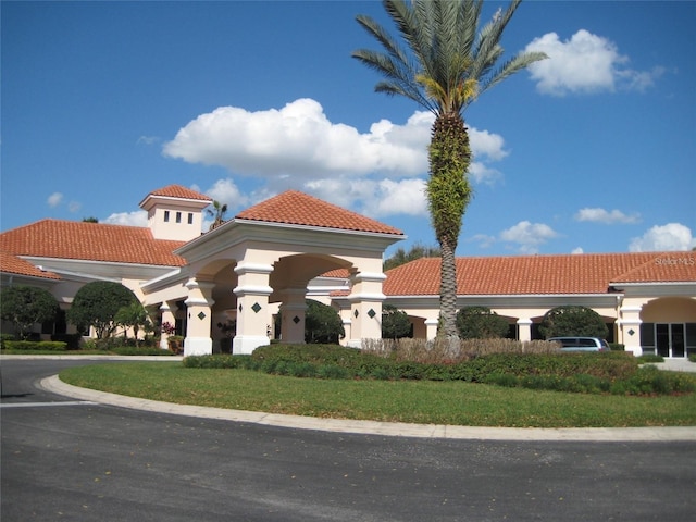 view of front of home featuring a front lawn