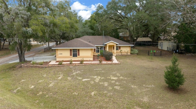 ranch-style house featuring a front yard