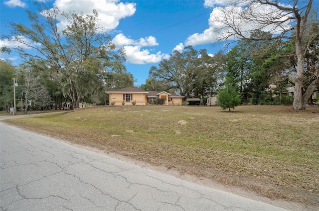 view of front of house featuring a front lawn