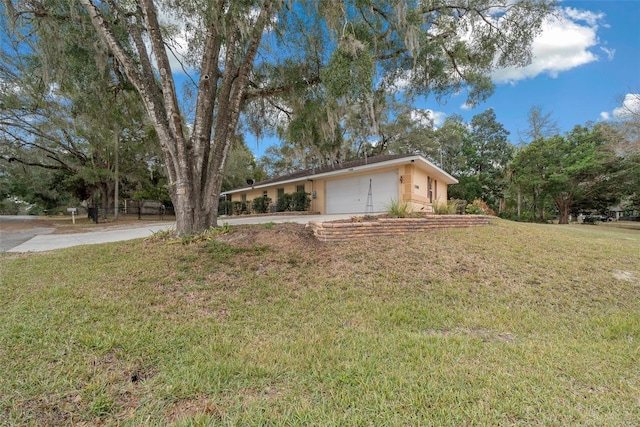 view of front facade featuring an attached garage, driveway, and a front yard