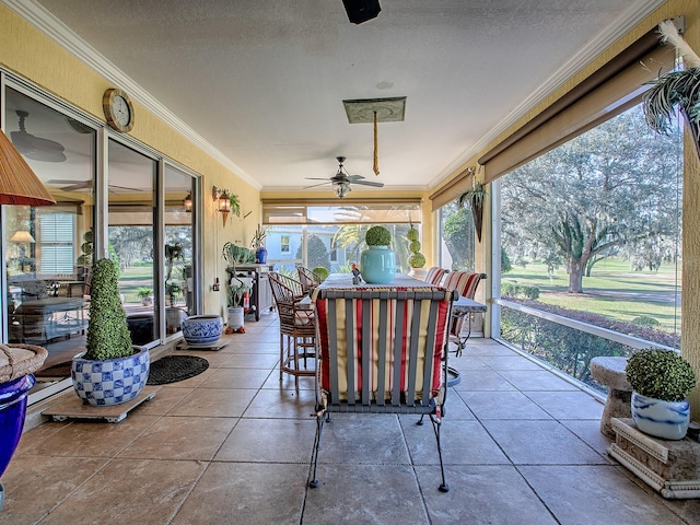 sunroom with ceiling fan