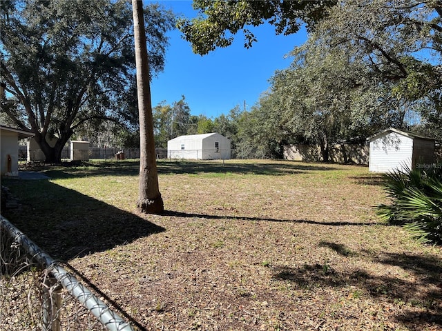 view of yard featuring a storage shed