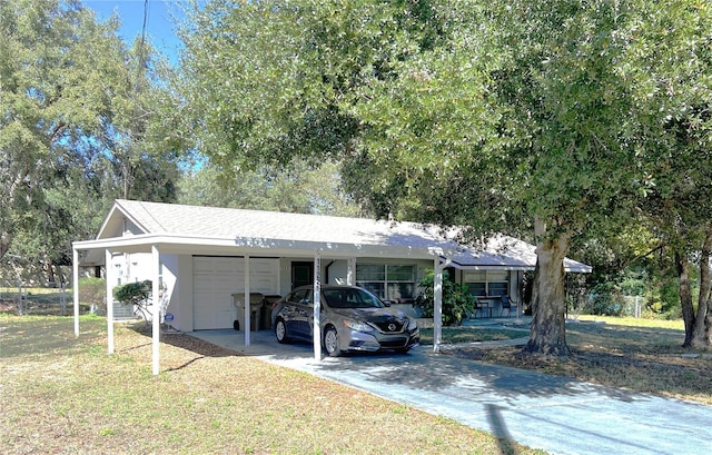 view of front of property featuring a front yard and a carport