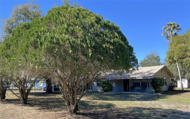 view of front of home featuring a front lawn