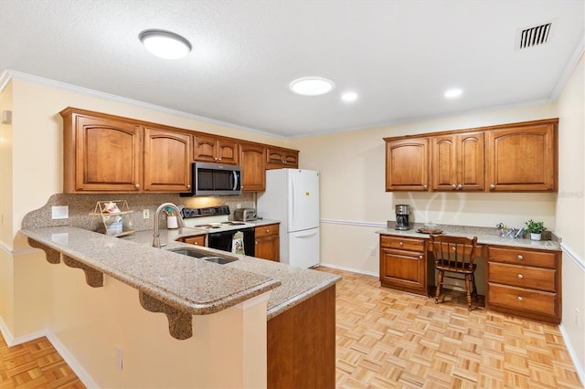 kitchen with kitchen peninsula, electric range oven, a breakfast bar, light parquet floors, and white refrigerator