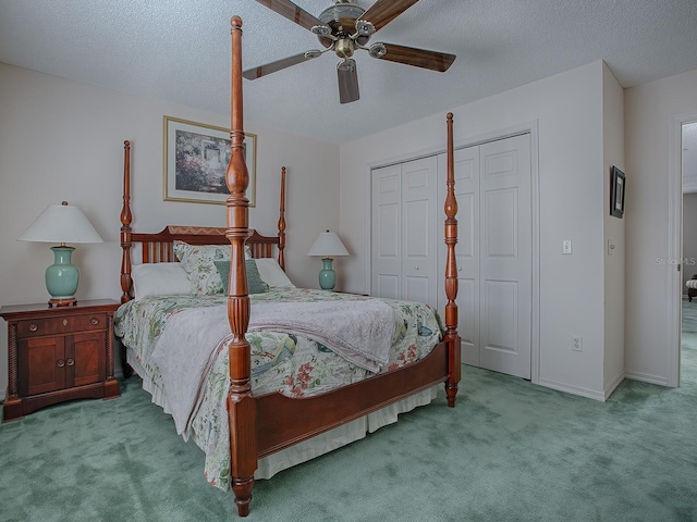 bedroom featuring ceiling fan, a textured ceiling, a closet, and light carpet