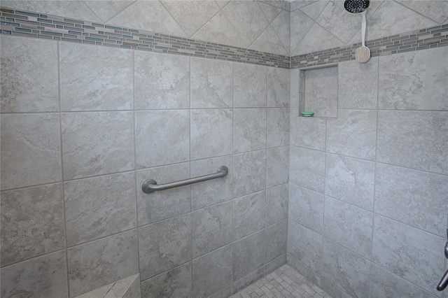 bathroom featuring a tile shower