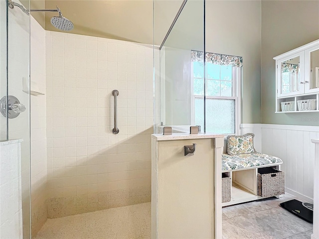 bathroom featuring a tile shower