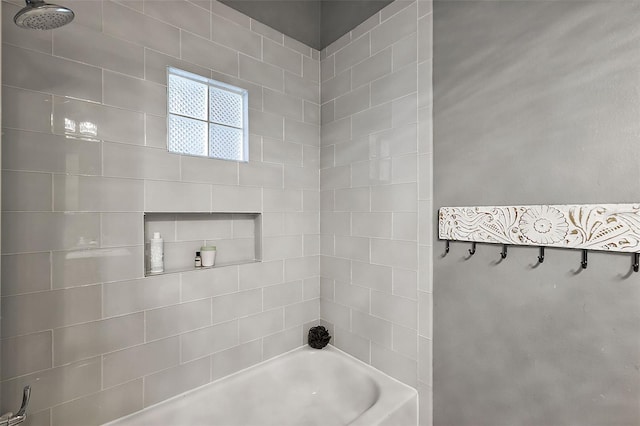 bathroom with tiled shower / bath combo