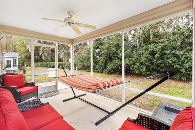 sunroom with ceiling fan