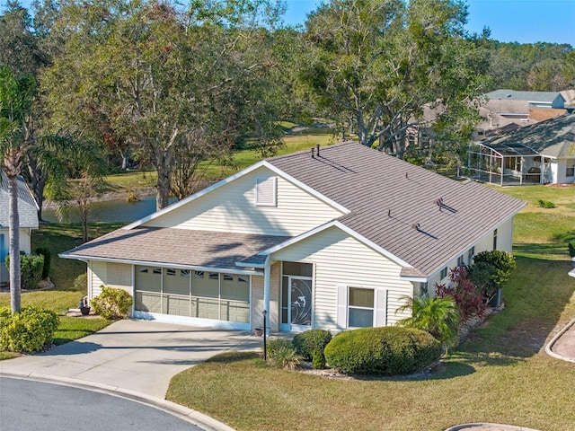 view of front of home featuring a front lawn and a garage