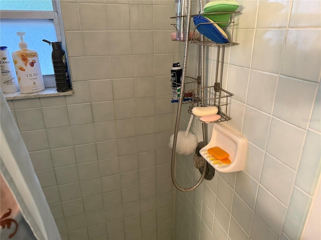 bathroom featuring a tile shower