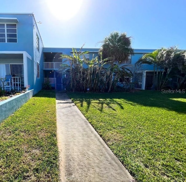 view of front of property featuring a front yard