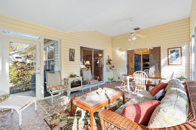 sunroom with ceiling fan