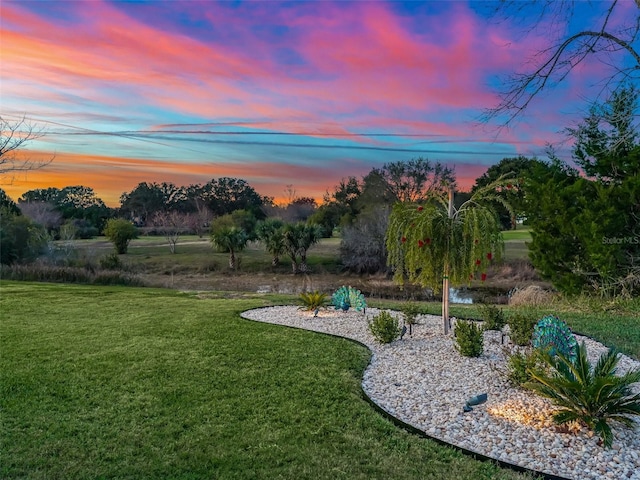 view of yard at dusk