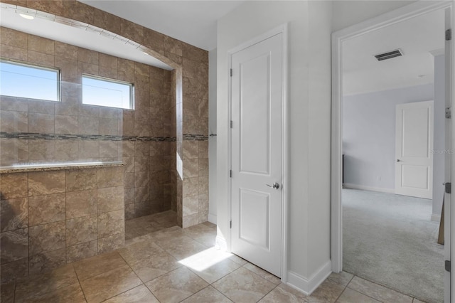 bathroom featuring a tile shower