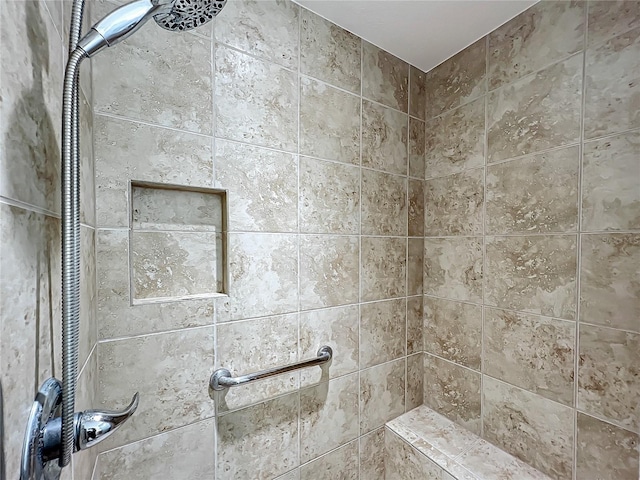 bathroom featuring a tile shower