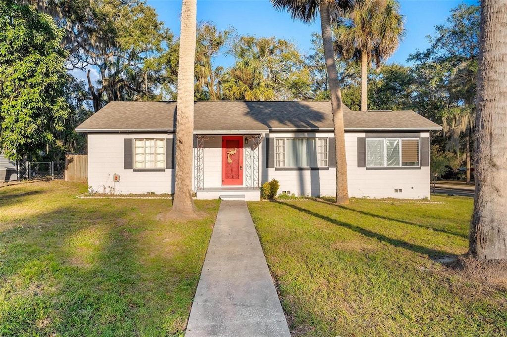 single story home with a front yard