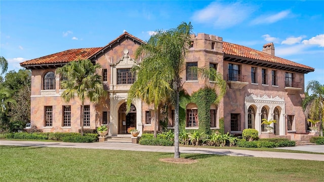 view of front of property with a front lawn