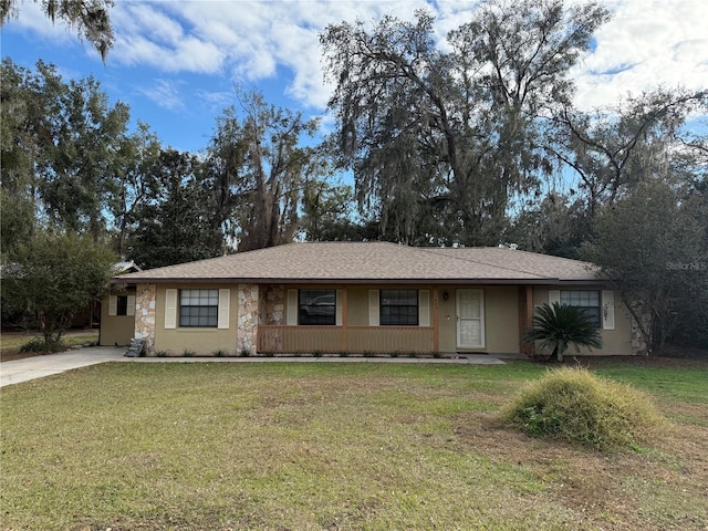 ranch-style home featuring a front lawn