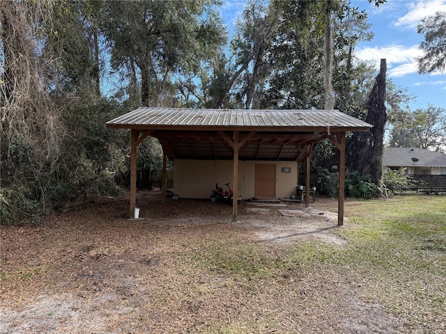 view of yard featuring an outdoor structure