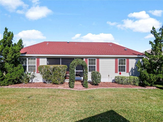 ranch-style home featuring a front lawn