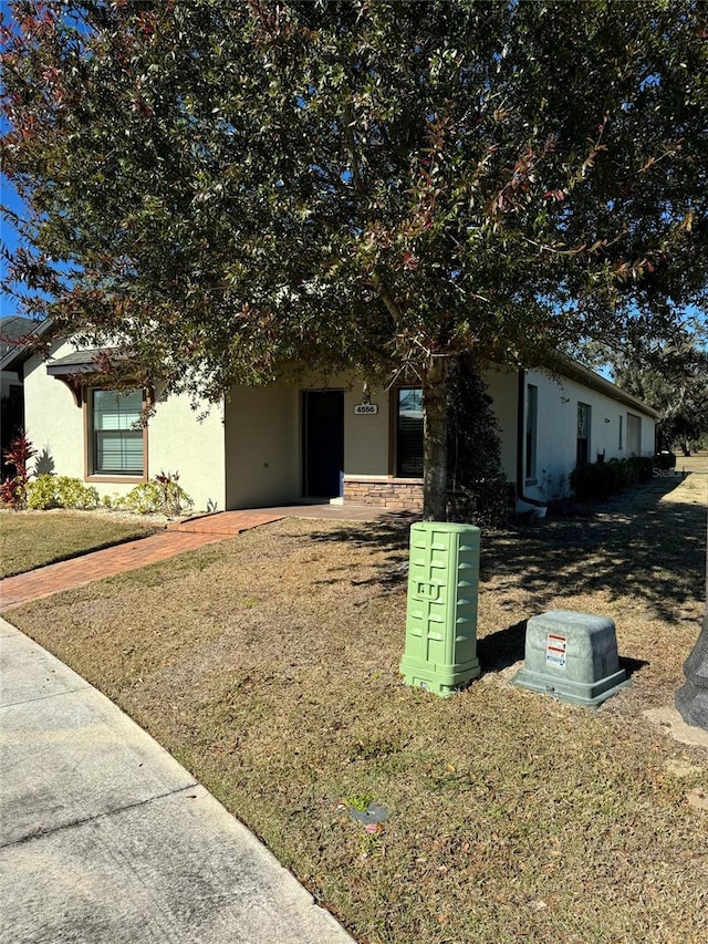 view of front of house with a front lawn