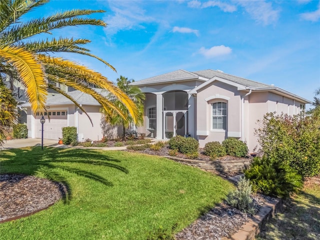 view of front of property featuring a front yard and a garage