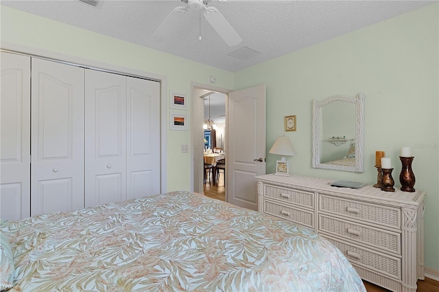 bedroom with a textured ceiling, a closet, and ceiling fan