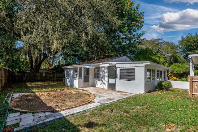 view of front of property featuring a front lawn