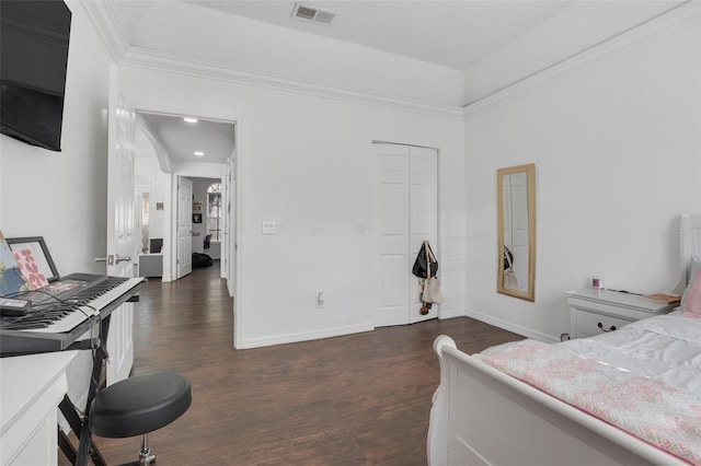 bedroom with dark hardwood / wood-style floors and a closet