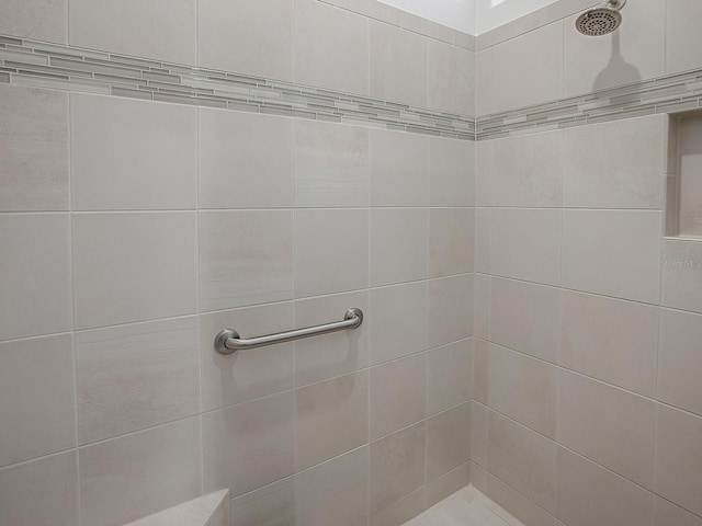 bathroom featuring a tile shower