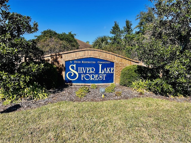 community / neighborhood sign featuring a yard