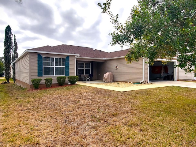 single story home featuring a front yard