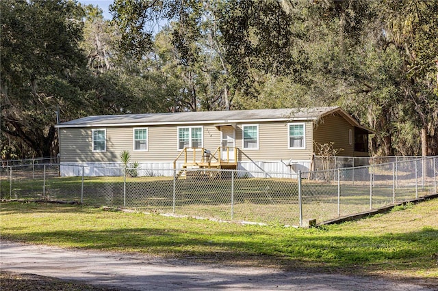 manufactured / mobile home featuring a front lawn