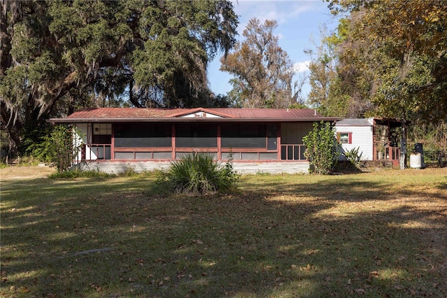 view of front of home featuring a front lawn