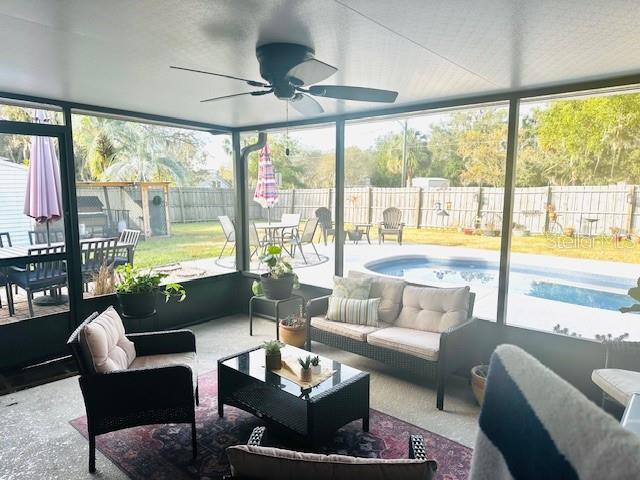 sunroom with ceiling fan