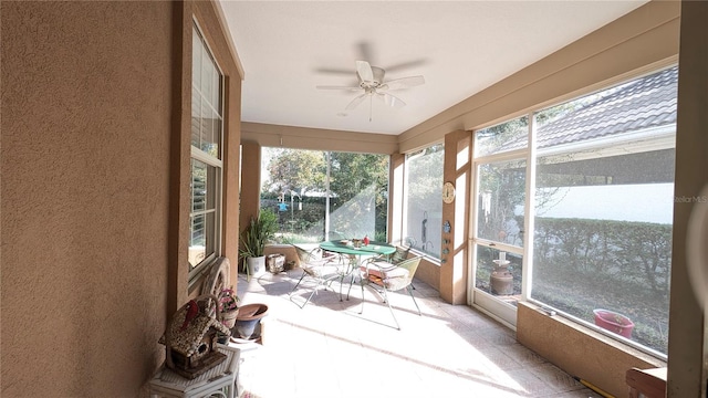 sunroom with ceiling fan