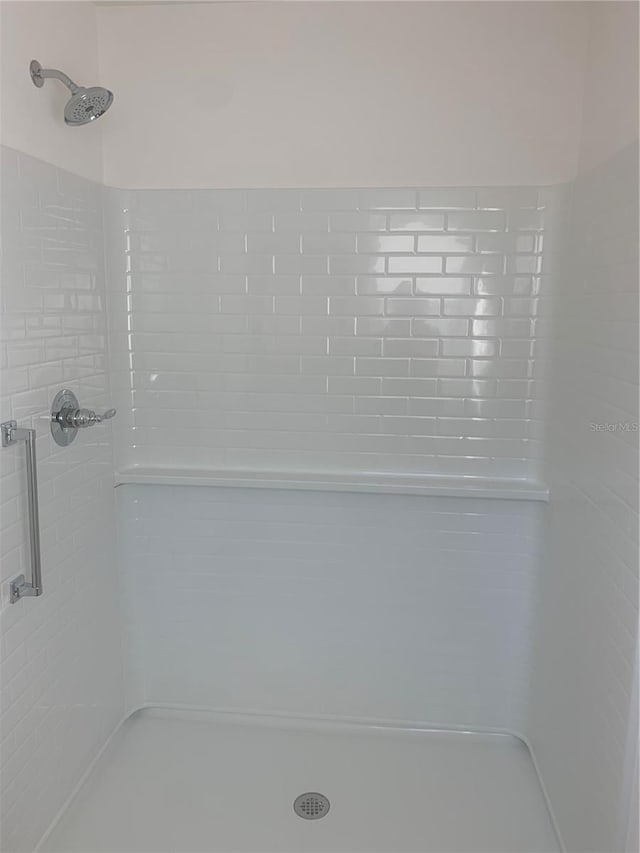 bathroom featuring tiled shower